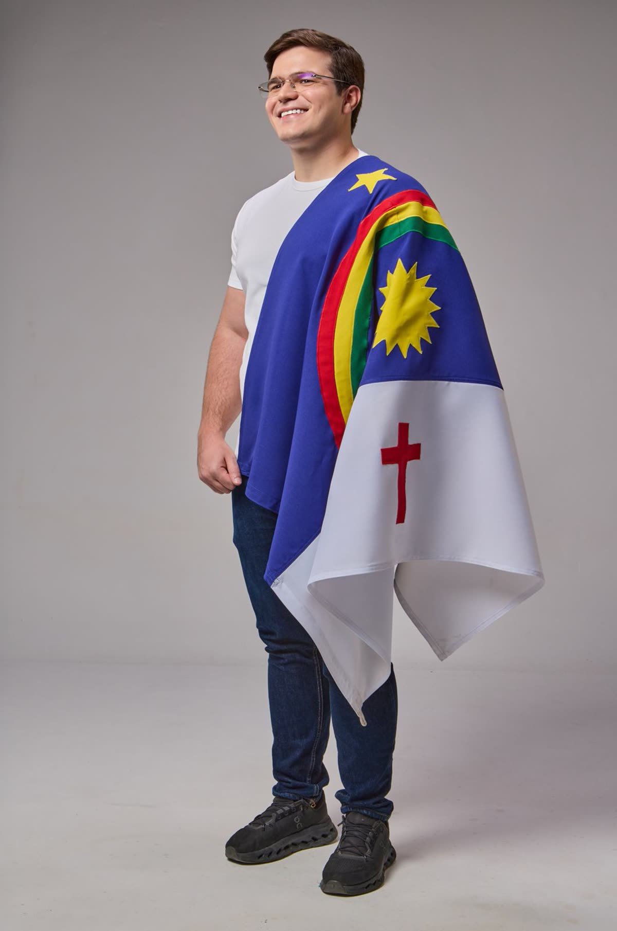 Miguel Duque com a bandeira de Pernambuco