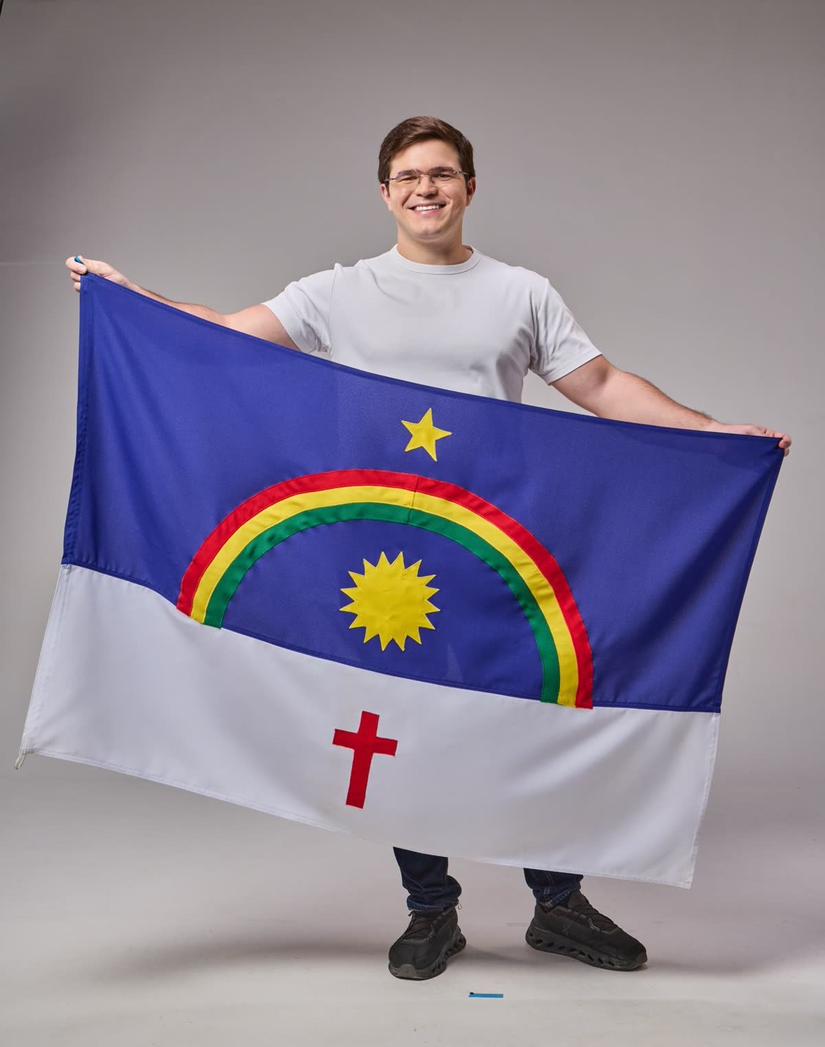 Miguel Duque segurando a bandeira de Pernambuco no ensaio oficial