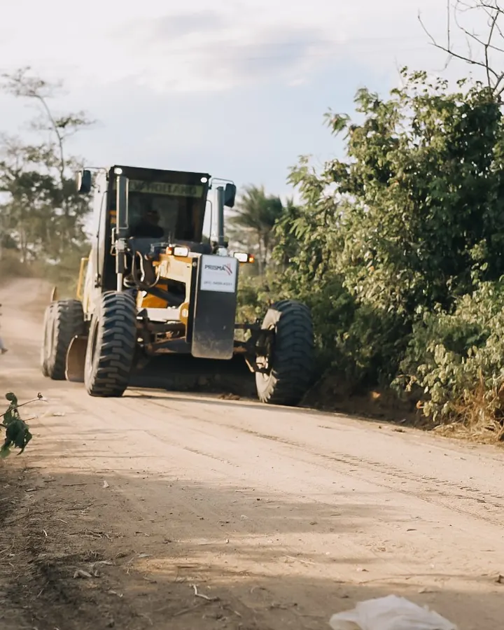 Motoniveladora recuperando estrada de terra em Agrestina